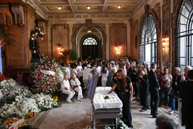 Velório de Preta Gil reúne centenas de pessoas no Rio