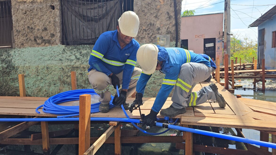 Tubulações de água em área de palafitas na zona Oeste de Manaus são adaptadas para período de cheia