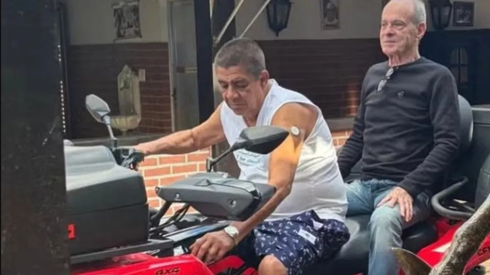 Ney Matogrosso e Zeca Pagodinho se encontram em Xerém e encantam fãs nas redes