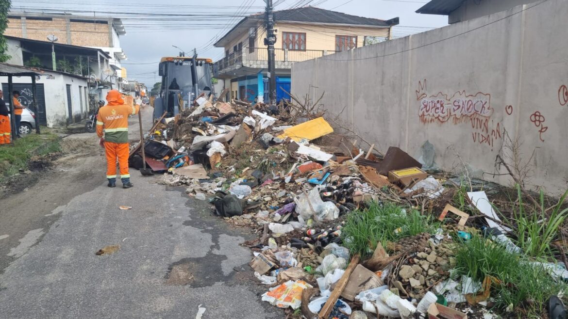 Prefeitura desarticula 35 lixeiras irregulares no segundo dia de operação em Manaus