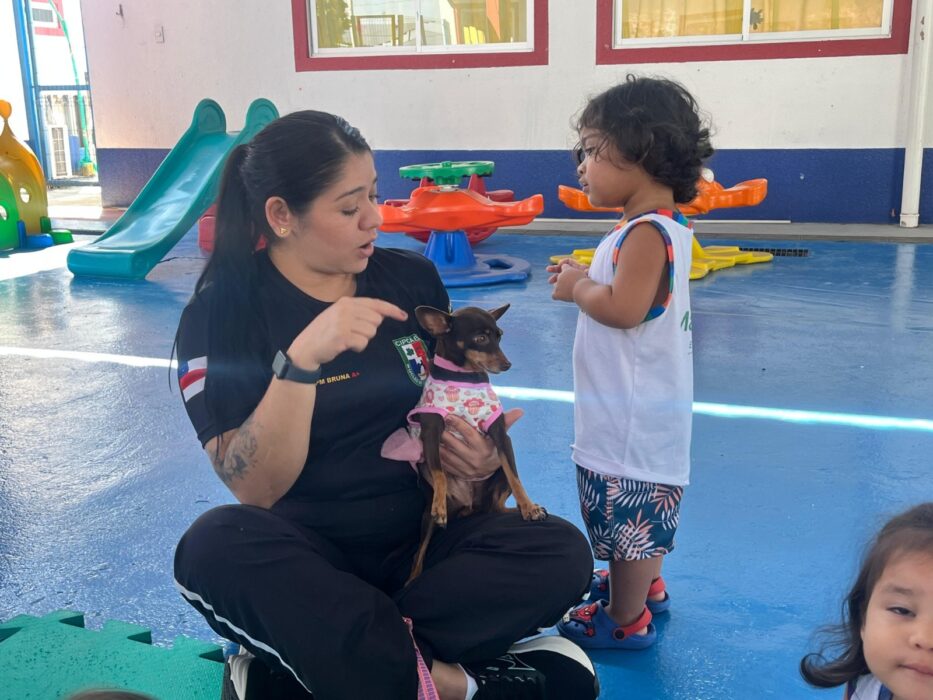 Creche da Prefeitura de Manaus recebe ação da Cinoterapia para auxiliar o desenvolvimento dos estudantes
