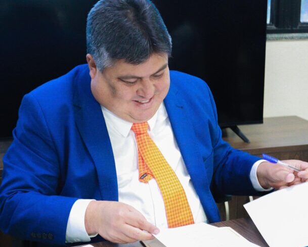 Presidente David Reis assina termo para reforçar defesa do consumidor em Manaus