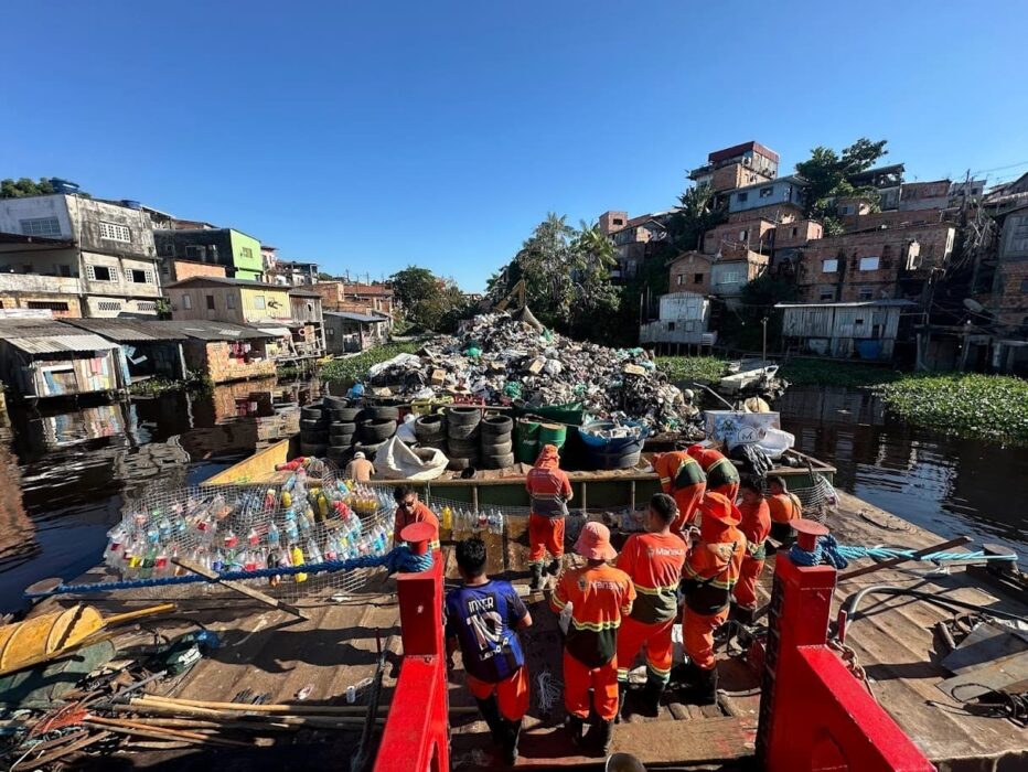 Prefeitura intensifica limpeza da orla de Manaus e prepara transbordo de balsas com lixo retirado dos igarapés