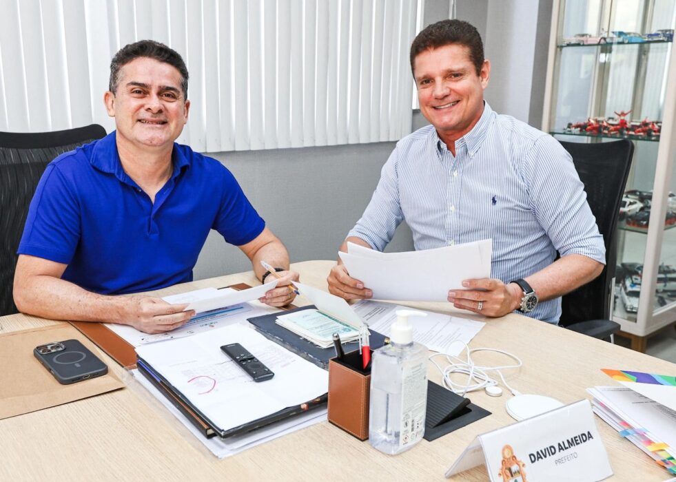 Prefeito David Almeida sanciona lei que garante passe livre a mais de 212 mil estudantes da rede municipal