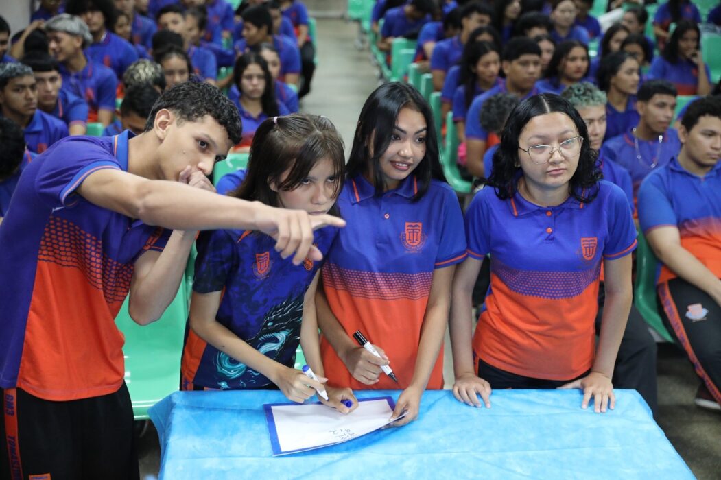 Alunos da EE Tomaszinho Meirelles, em Parintins, participam de gincana de preparação para o Saeb 2025