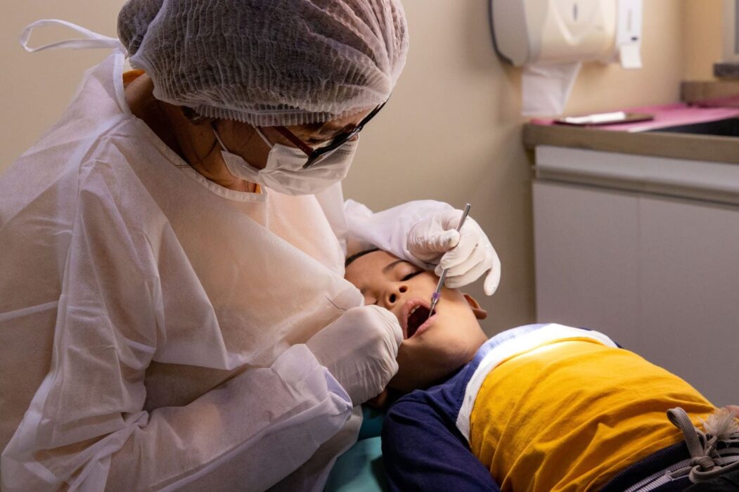 Profissionais de saúde da prefeitura discutem relação entre sono e saúde bucal infantil em webpalestra