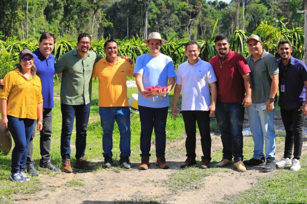 Prefeito em exercício Renato Junior visita plantação de pitaya no ramal do rio Branquinho