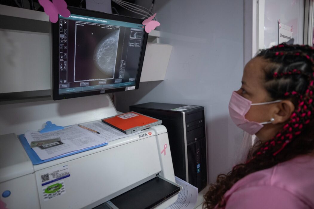 Prefeitura oferta exames de rastreio de câncer de mama e do útero nas unidades móveis da Semsa