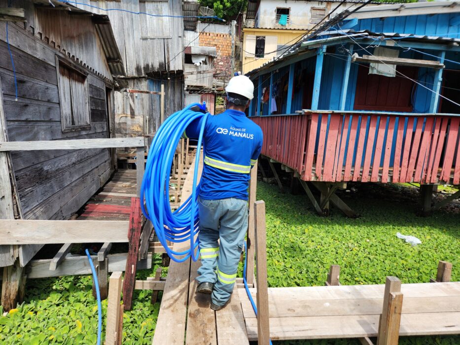 Educandos: rede de distribuição de água tratada é adaptada em palafitas em período de cheia e beneficia mais de 500 pessoas