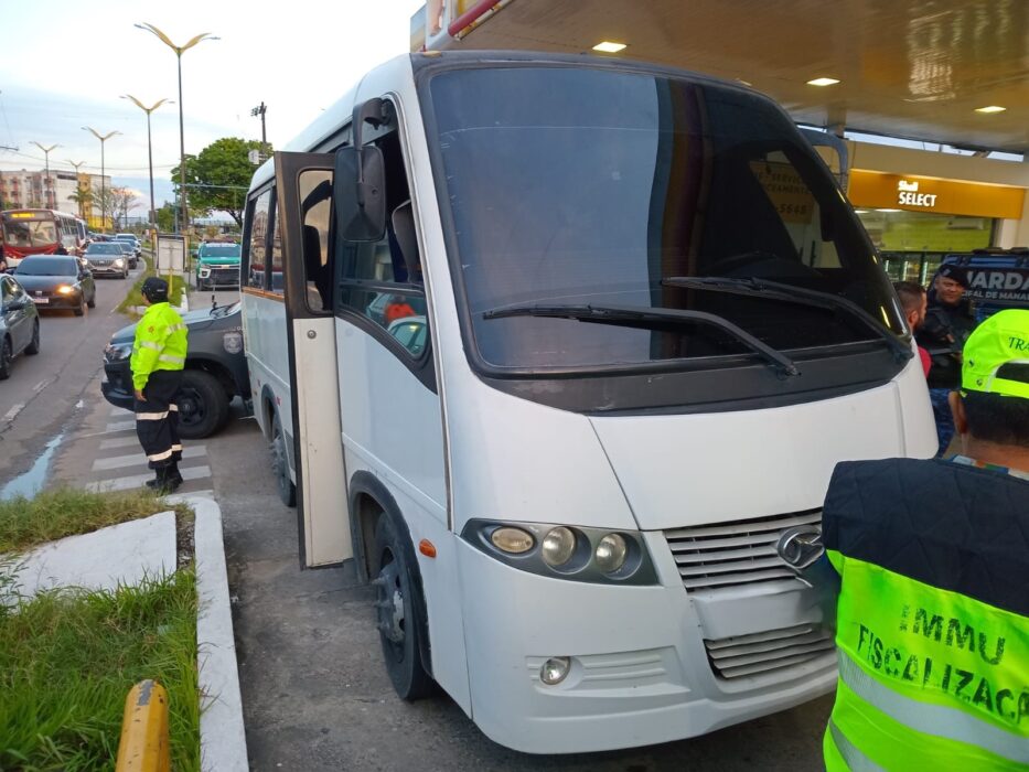 Prefeitura de Manaus apreende ônibus clandestinos durante operação ‘Transporte Legal’