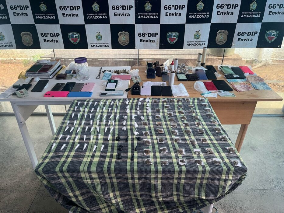 Polícias cumprem mais de 20 mandados de busca e apreensão contra membros de organização criminosa, em Envira