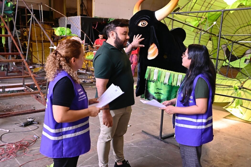 Prefeitura fiscaliza barracões dos bois-bumbás da categoria Ouro para garantir transparência na aplicação dos recursos públicos