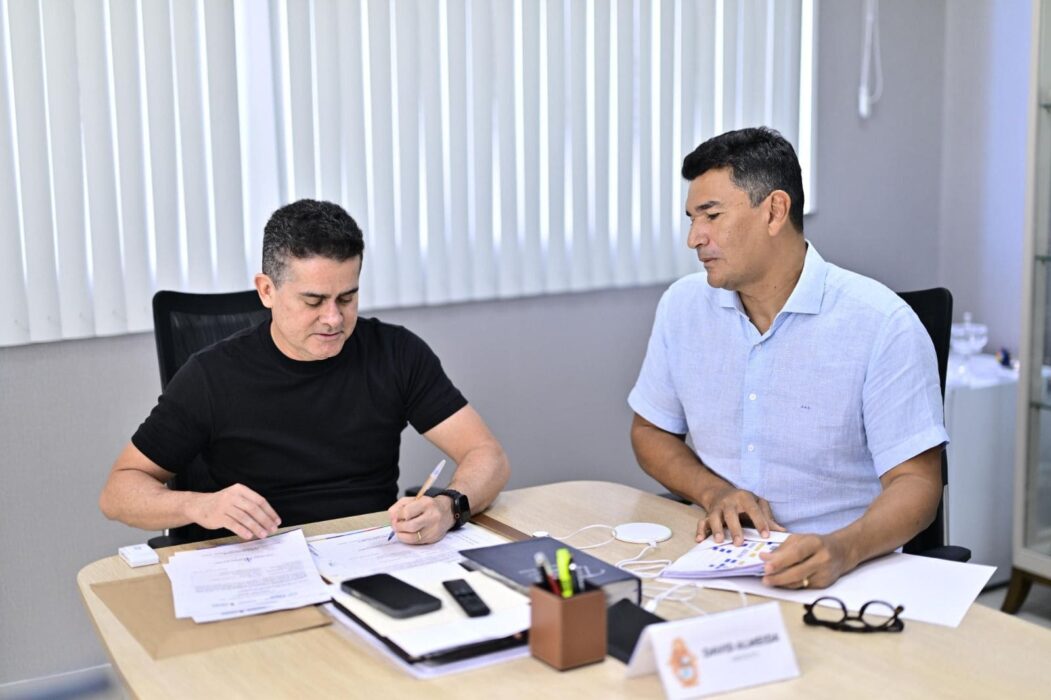 Prefeito David Almeida assina certidão histórica de regularização fundiária para bairros que aguardavam há mais de 100 anos