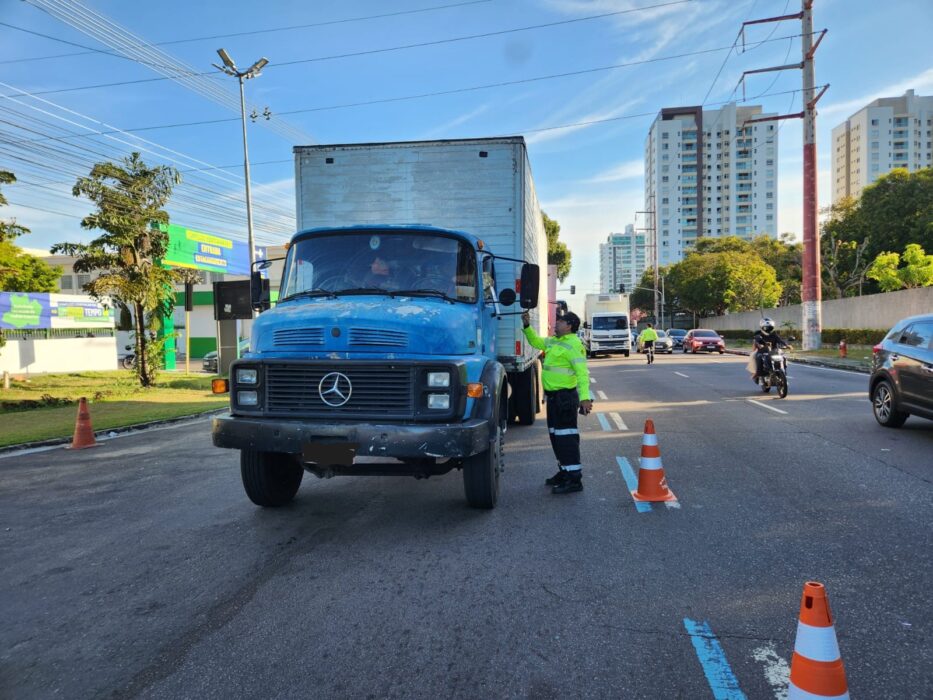 Prefeitura fiscaliza tráfego de veículos pesados na avenida Mário Ypiranga Monteiro