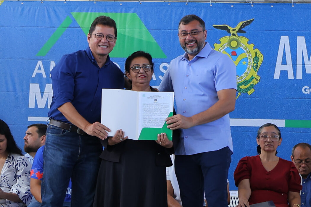Governador Wilson Lima entrega títulos definitivos e anuncia regularização de 1,8 mil imóveis em Manaus