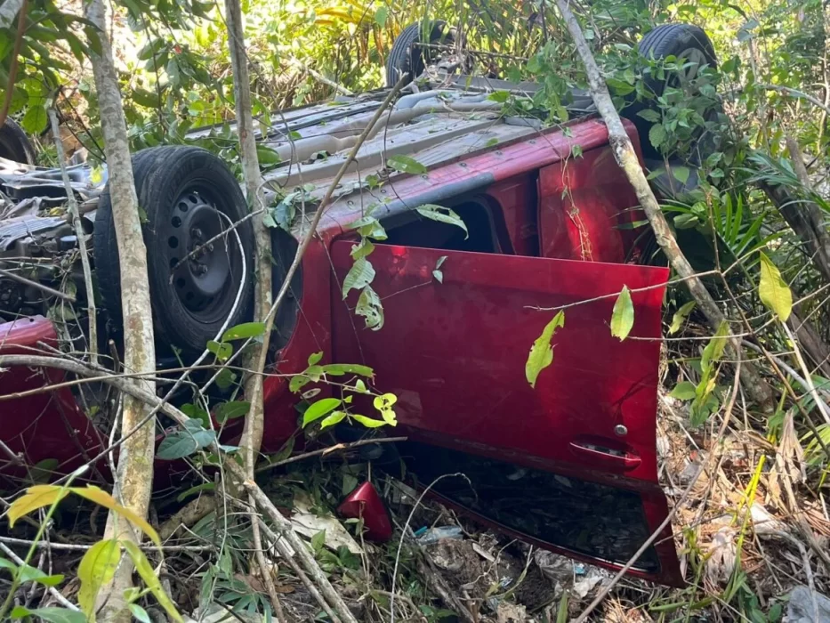 Mulher sofre acidente e abandona carro capotado em área verde de Manaus