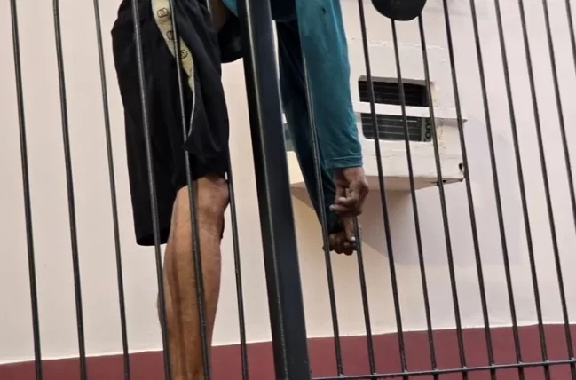 Homem morre ao cair em grade de igreja no Centro de Manaus