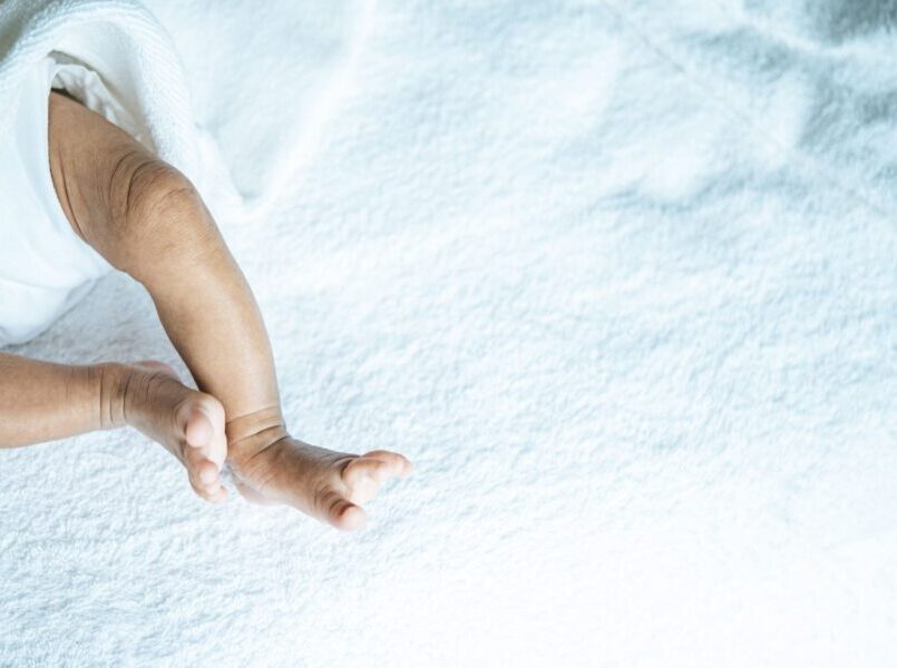 Mulher é pr3sa por abandono de incapaz e mort3 do filho recém-nascido