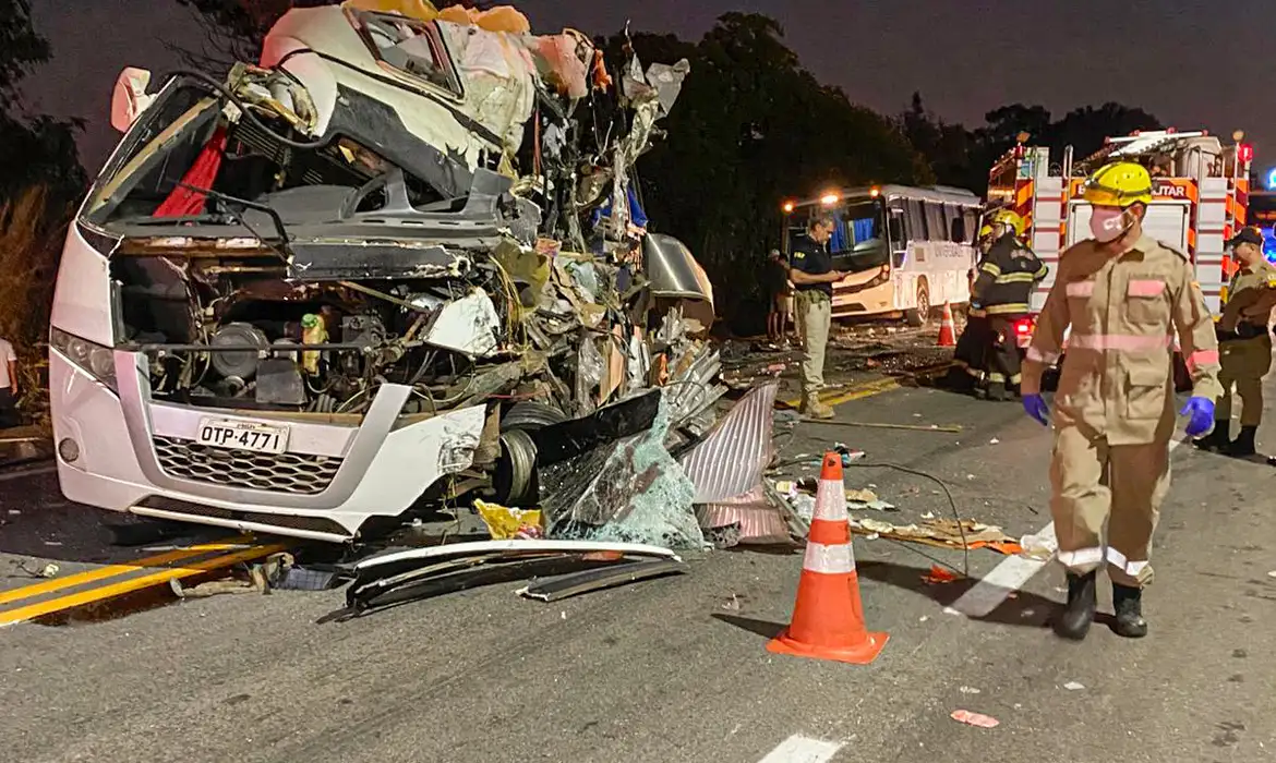 Colisão envolvendo ônibus de universitários deixa cinco mortos em GO