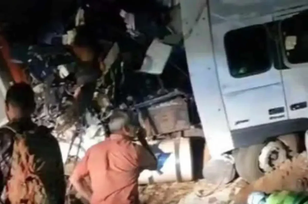 Colisão entre ônibus e carreta deixa 11 mortos em Mato Grosso