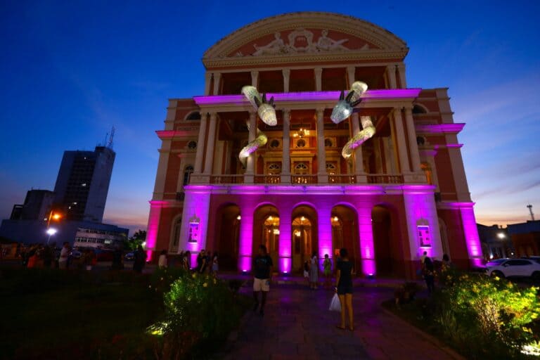 Acendimento das luzes do Teatro Amazonas marca início do Agosto Lilás no estado nesta sexta-feira (01/08)