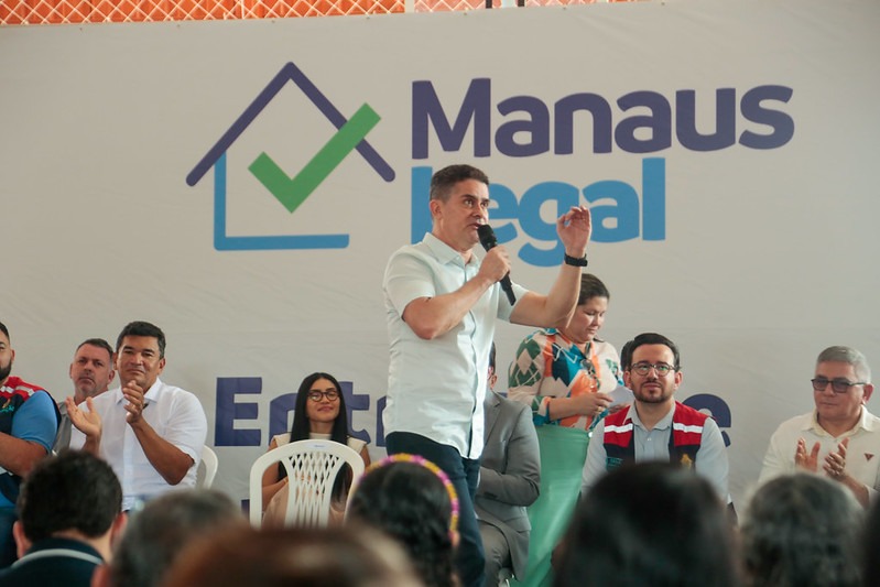 Prefeito David Almeida consolida maior programa de regularização fundiária da história de Manaus e entrega 300 títulos definitivos na Cidade do Leste
