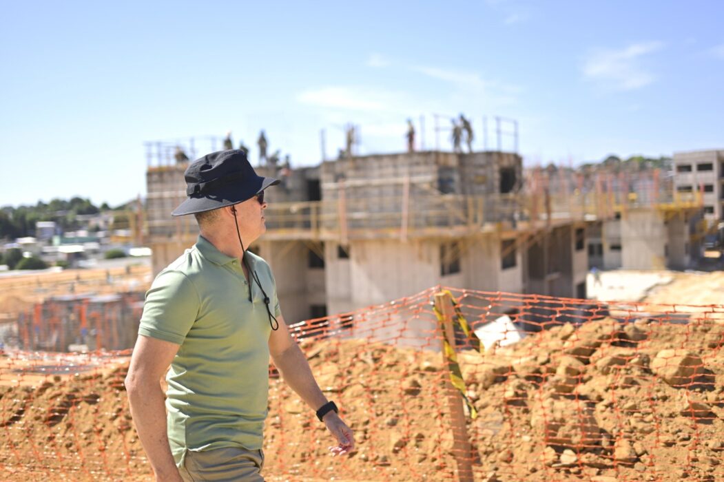 Prefeito David Almeida fiscaliza construção de conjunto habitacional com 576 moradias na avenida do Turismo