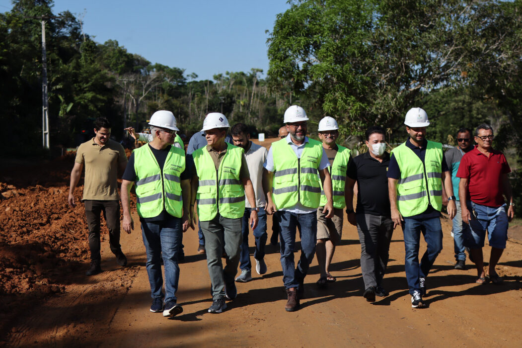 Governador Wilson Lima vistoria obras de pavimentação nos ramais da Cooperativa e do Pau Rosa, na zona rural de Manaus
