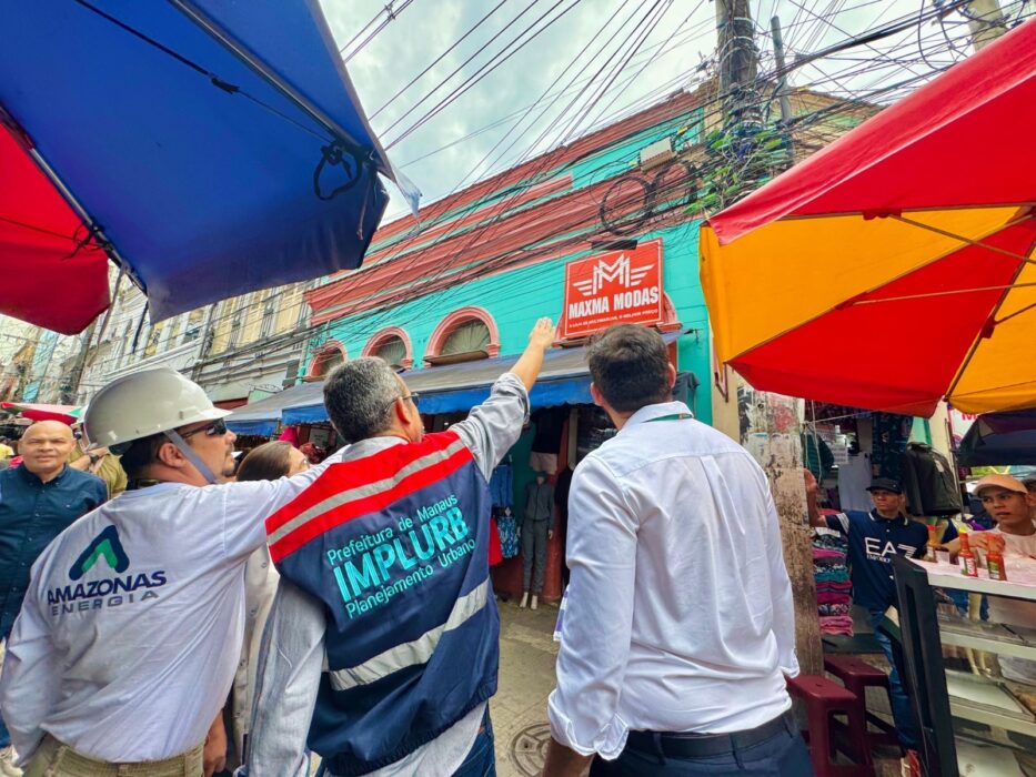 Fios abandonados em postes são alvos de fiscalização durante ‘Mutirão no Bairro’ no Centro