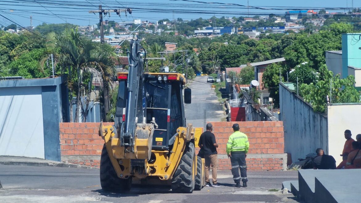 Ipaam intensifica fiscalizações contra queimadas e desmatamento na Região Metropolitana de Manaus Ações contam com monitoramento remoto, vistorias em campo e denúncias da população O Instituto de Proteção Ambiental do Amazonas (Ipaam) vai intensificar a fiscalização em áreas da Região Metropolitana de Manaus para combater queimadas e o desmatamento ilegal. As ações integram o Plano de Ação de Regularização Ambiental e Combate aos Efeitos das Mudanças Climáticas de 2025, elaborado pelo Núcleo de Planejamento Estratégico (NPE), e têm como objetivo coibir ilícitos ambientais e reforçar a presença institucional do órgão. De acordo com o planejamento, as operações de fiscalização terão como base dados de monitoramento remoto, denúncias da população e análises do Centro de Monitoramento Ambiental e Áreas Protegidas (CMAAP), que acompanha em tempo real os alertas de desmatamento e focos de calor em todo o Amazonas. Entre as infrações-alvo estão a supressão de vegetação sem licença, a extração e transporte ilegal de madeira, a produção clandestina de carvão vegetal, o uso do fogo para renovação de pastagens e loteamentos irregulares. Segundo o diretor-presidente do Ipaam, Gustavo Picanço, a intensificação das operações responde a um compromisso do Estado com a proteção da floresta e da população amazonense. “Estamos fortalecendo nossa atuação para dar respostas rápidas e efetivas aos crimes ambientais. O Plano de Ação 2025 foi estruturado para assegurar a presença contínua do Ipaam, ampliando a fiscalização, mas também promovendo educação ambiental e apoio à regularização. O combate ao desmatamento e às queimadas é essencial para proteger nossos recursos naturais e assegurar qualidade de vida para a sociedade”, destacou Picanço. O responsável pela Gerência de Fiscalização Ambiental (Gefa) do Ipaam, Marcelo Barroncas, reforçou que a estrutura das operações foi ampliada para aumentar a efetividade em campo. “As equipes contam com viaturas equipadas com sistema de comunicação via satélite (Starlink), o que vai facilitar a atuação em áreas remotas. Todas as queimadas criminosas identificadas durante as ações serão alvos de autos de infração. Caso sejam constatadas ocorrências em andamento durante as vistorias, o Ipaam acionará imediatamente o Corpo de Bombeiros para controlar as chamas e evitar maiores danos ambientais”, afirmou Barroncas. Além das fiscalizações, o plano prevê mutirões de regularização ambiental em 28 municípios, campanhas ativas para empreendimentos informais. Com essas medidas, o Ipaam reforça sua estratégia de aliar fiscalização rigorosa com ações educativas e de indução à legalidade. Denúncias de crimes ambientais podem ser feitas pelo WhatsApp da Gerência de Fiscalização Ambiental do Ipaam, no número (92) 98557-9454, ou diretamente ao Corpo de Bombeiros Militar do Amazonas, pelo 193.