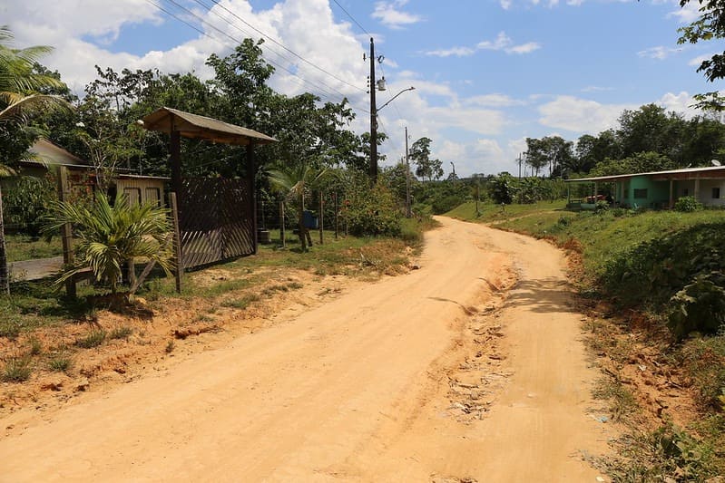 Ramais da zona rural de Manaus começam a receber obras de pavimentação, beneficiando famílias produtoras e impulsionando a economia local 