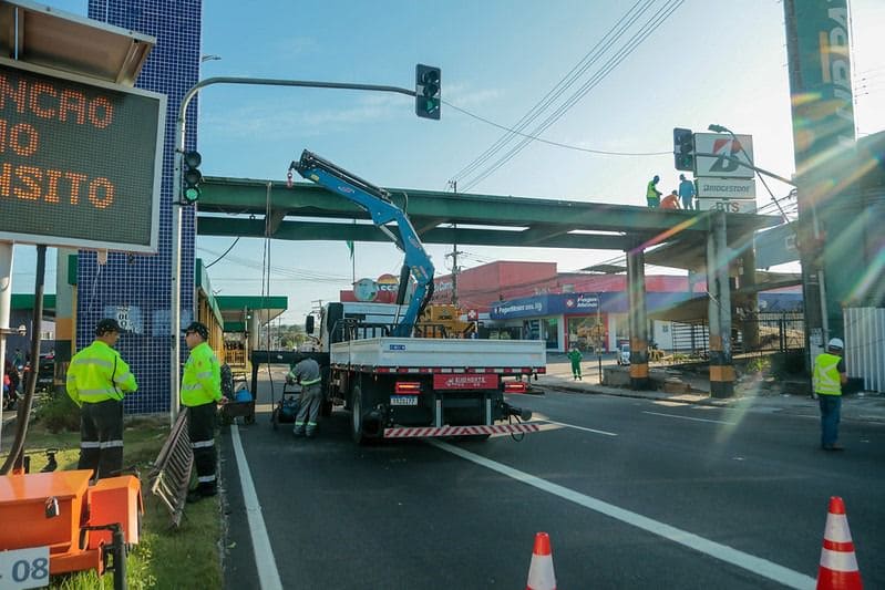 Passarela na Torquato Tapajós é demolida para dar lugar a uma nova estrutura com elevadores e padrão de rodovia