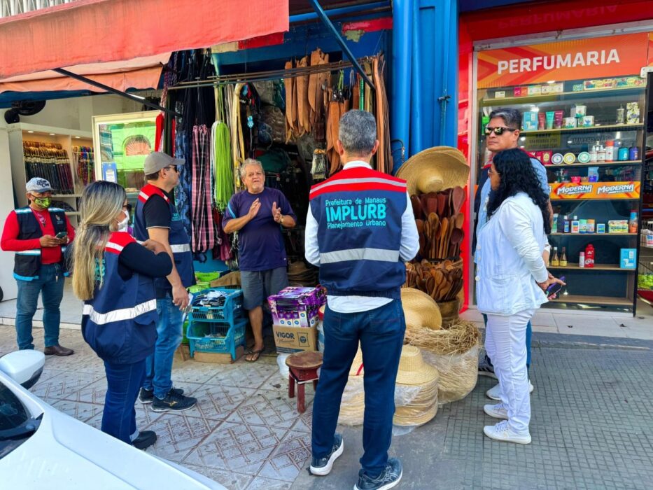 No primeiro dia do ‘Mutirão no Bairro’ no Centro, Prefeitura de Manaus aplica 35 notificações para desocupar calçadas