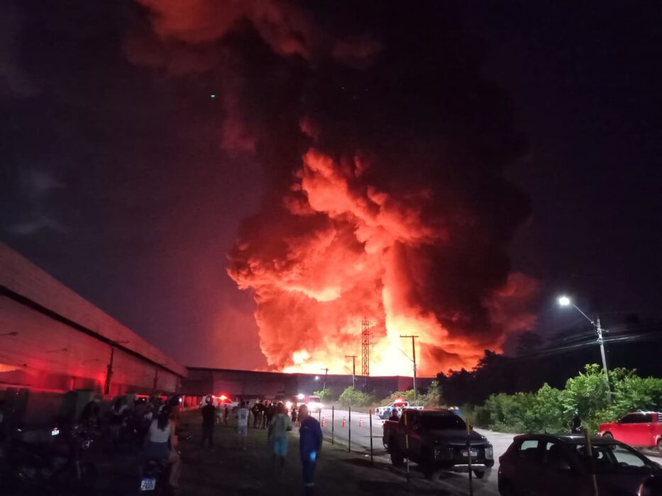 Vídeos mostram incêndio em fábrica no Distrito Industrial em Manaus