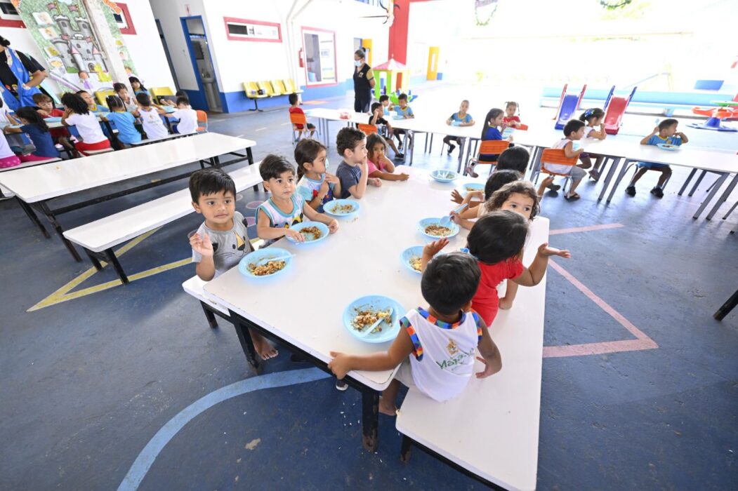 Prefeito David Almeida realiza visita à creche municipal Dalila Bentes Duarte e reforça compromisso com a qualidade da educação infantil