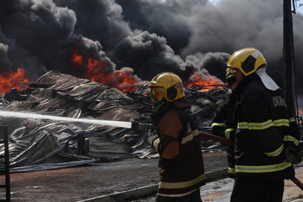 Prefeitura de Manaus mantém atuação integrada no combate ao incêndio e no controle de desastre ambiental no Distrito Industrial 2