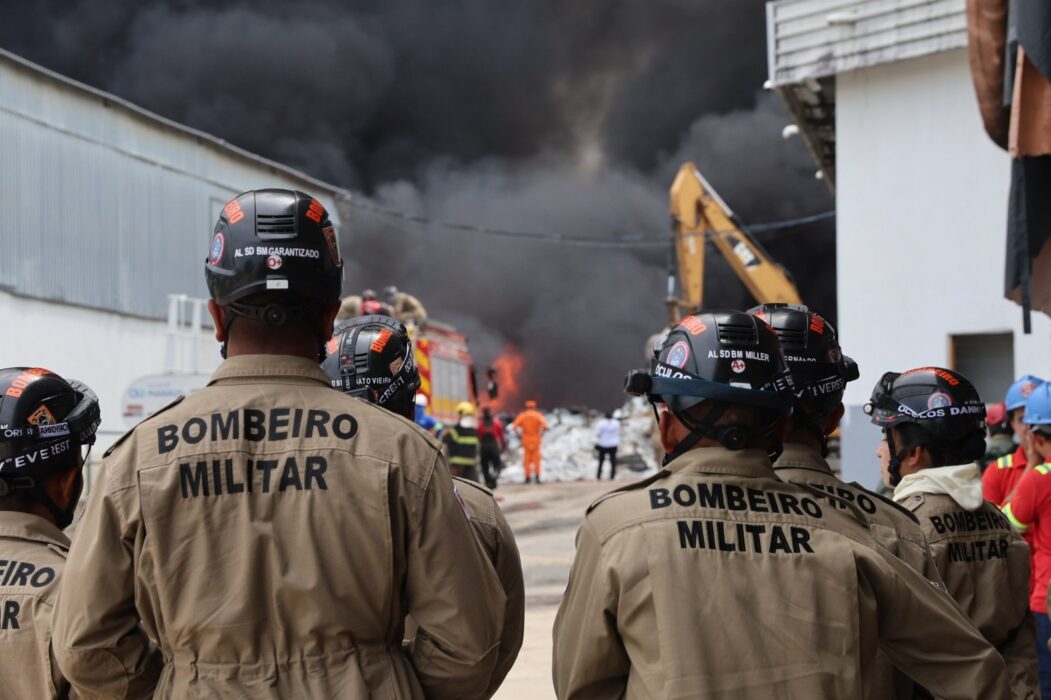Governo do Amazonas monta força-tarefa para combater incêndio de grandes proporções em Manaus