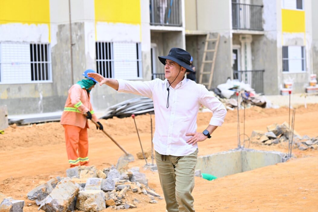 Prefeito David Almeida inspeciona obras do residencial Carlos Braga, primeiro construído e entregue pela gestão