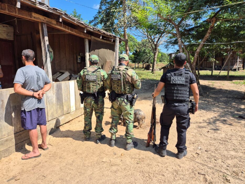 Homem foi localizado com três espingardas e autuado por posse irregular de arma de fogo