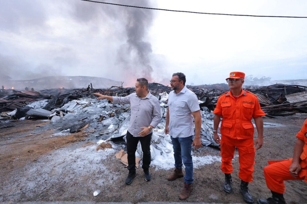 Governador Wilson Lima acompanha trabalho do Corpo de Bombeiros no combate a incêndio em fábricas de Manaus