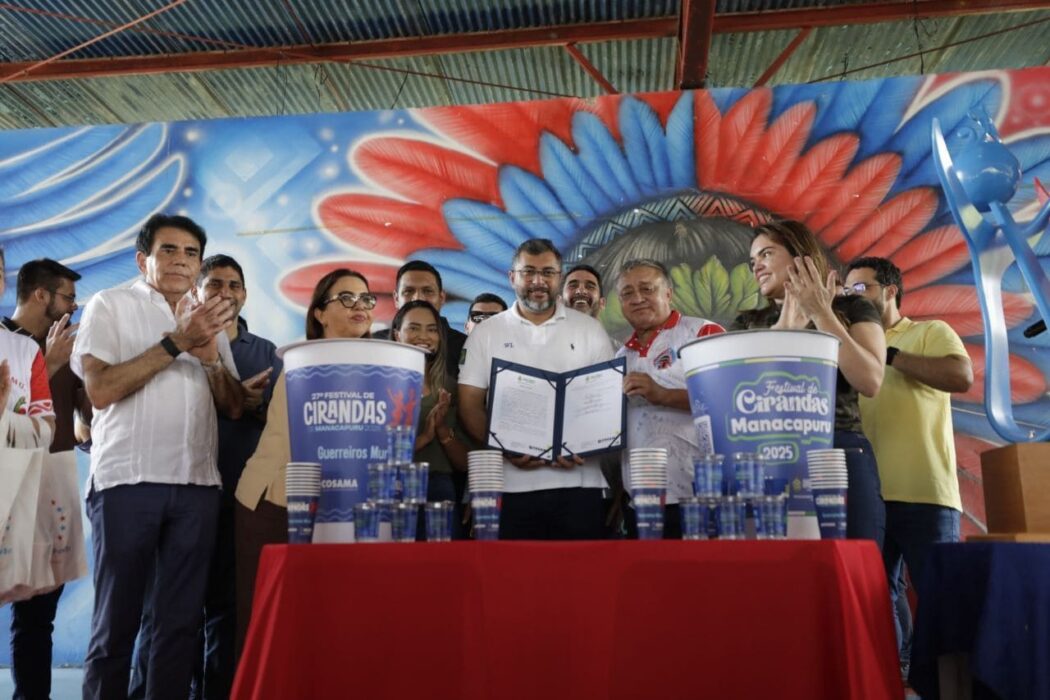 Governador Wilson Lima acompanha trabalhos das cirandas em Manacapuru e entrega EPIs e copos de água para o festival