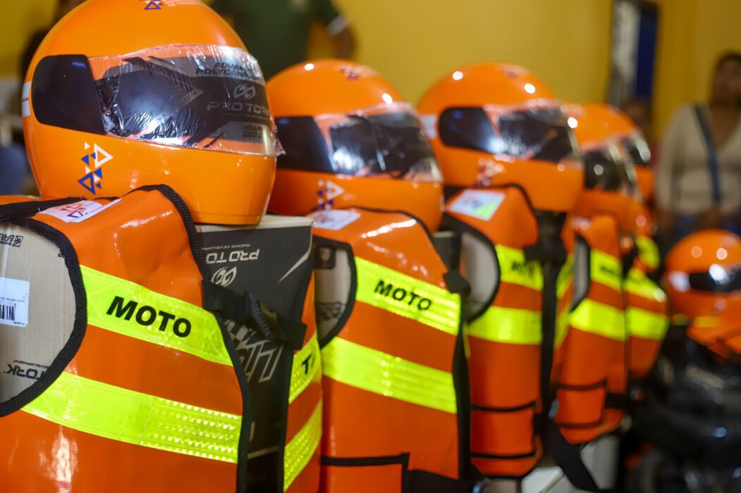 Detran-AM entrega 200 kits de segurança para mototaxistas no município de Jutaí