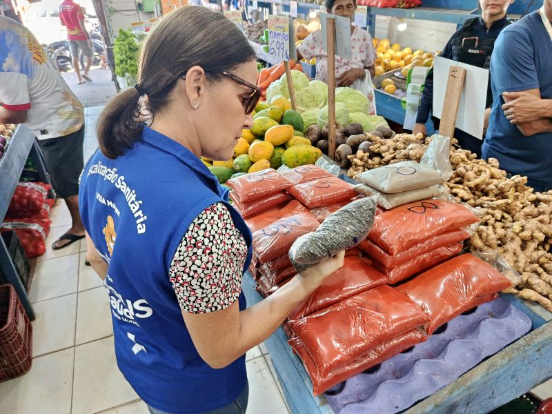 Prefeitura de Manaus fiscaliza pontos de venda de alimentos no centro da cidade