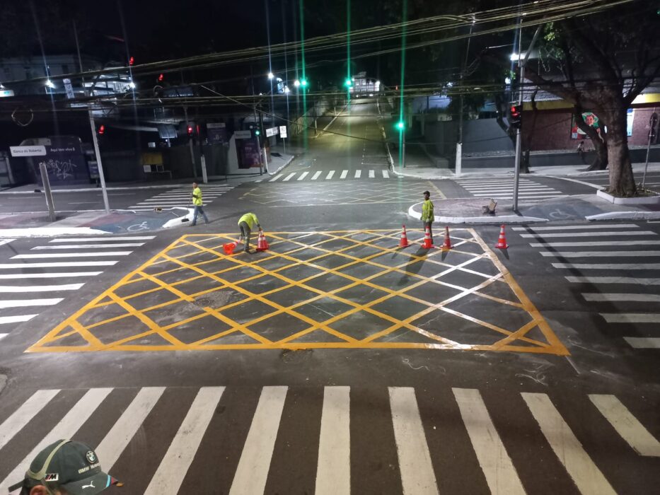 Prefeitura revitaliza sinalização viária e garante mais segurança a pedestres em Manaus