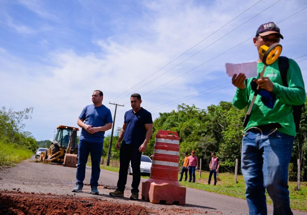 Presidente Roberto Cidade vistoria obras de recuperação da Estrada de Balbina, em Presidente Figueiredo