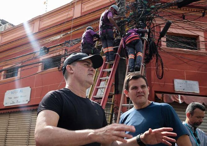 Prefeito David Almeida acompanha mais uma ação inédita do ‘Mutirão no Centro’ e fiscaliza retirada de 'cabos mortos' para combater a poluição visual