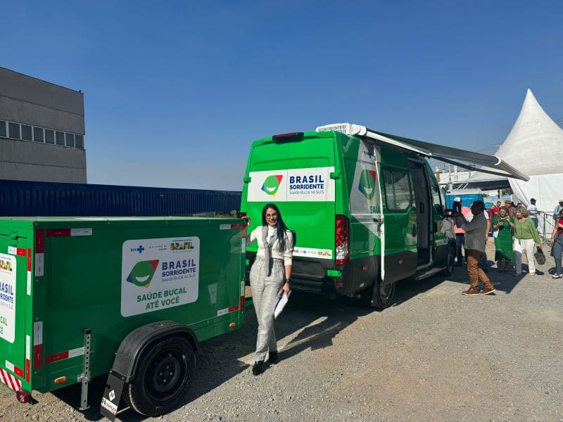 Saúde bucal de Manaus ganha reforço com Unidade Odontológica Móvel do governo federal