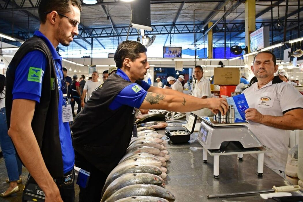 Operação Feiras Livres: Ipem faz orientação na feira da Manaus Moderna