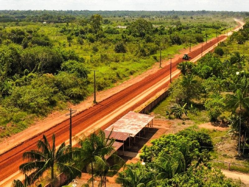 Governador Wilson Lima visita obra de pavimentação da estrada Codajás-Anori e inaugura iluminação pública de LED em Beruri e Anori