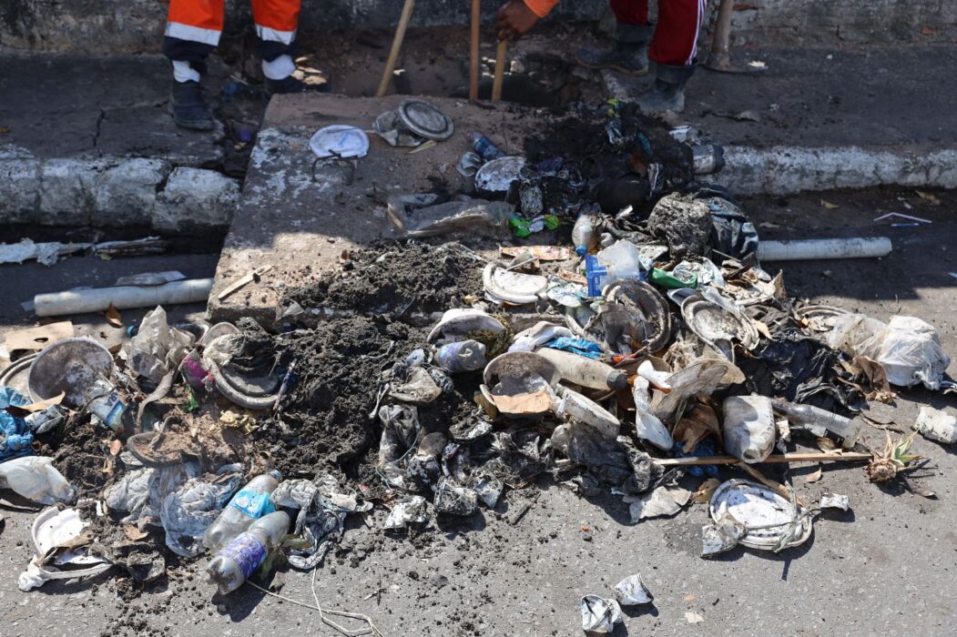 Prefeitura reforça drenagem e combate alagamentos no Centro com recuperação de caixas coletoras